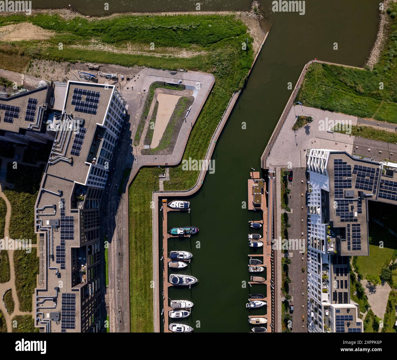 Vue aérienne de haut en bas du port de plaisance de Noorderhaven avec façades extérieures modernes contemporaines d'immeubles d'appartements de chaque côté et quelques bateaux Banque D'Images