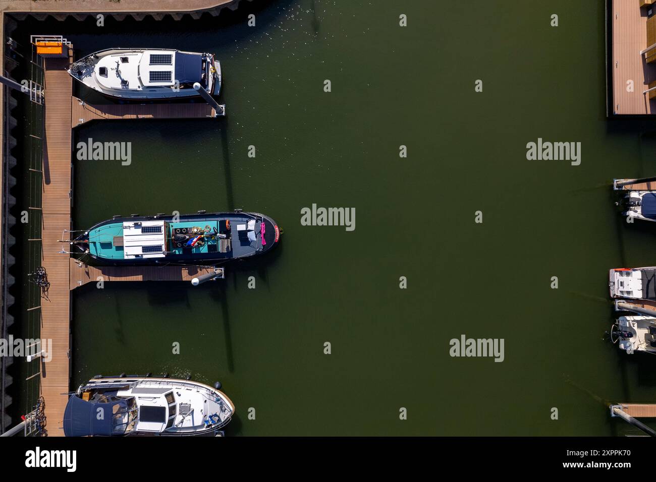 Vue aérienne de haut en bas du port de plaisance de Noorderhaven avec façades extérieures modernes contemporaines d'immeubles d'appartements de chaque côté et quelques bateaux Banque D'Images