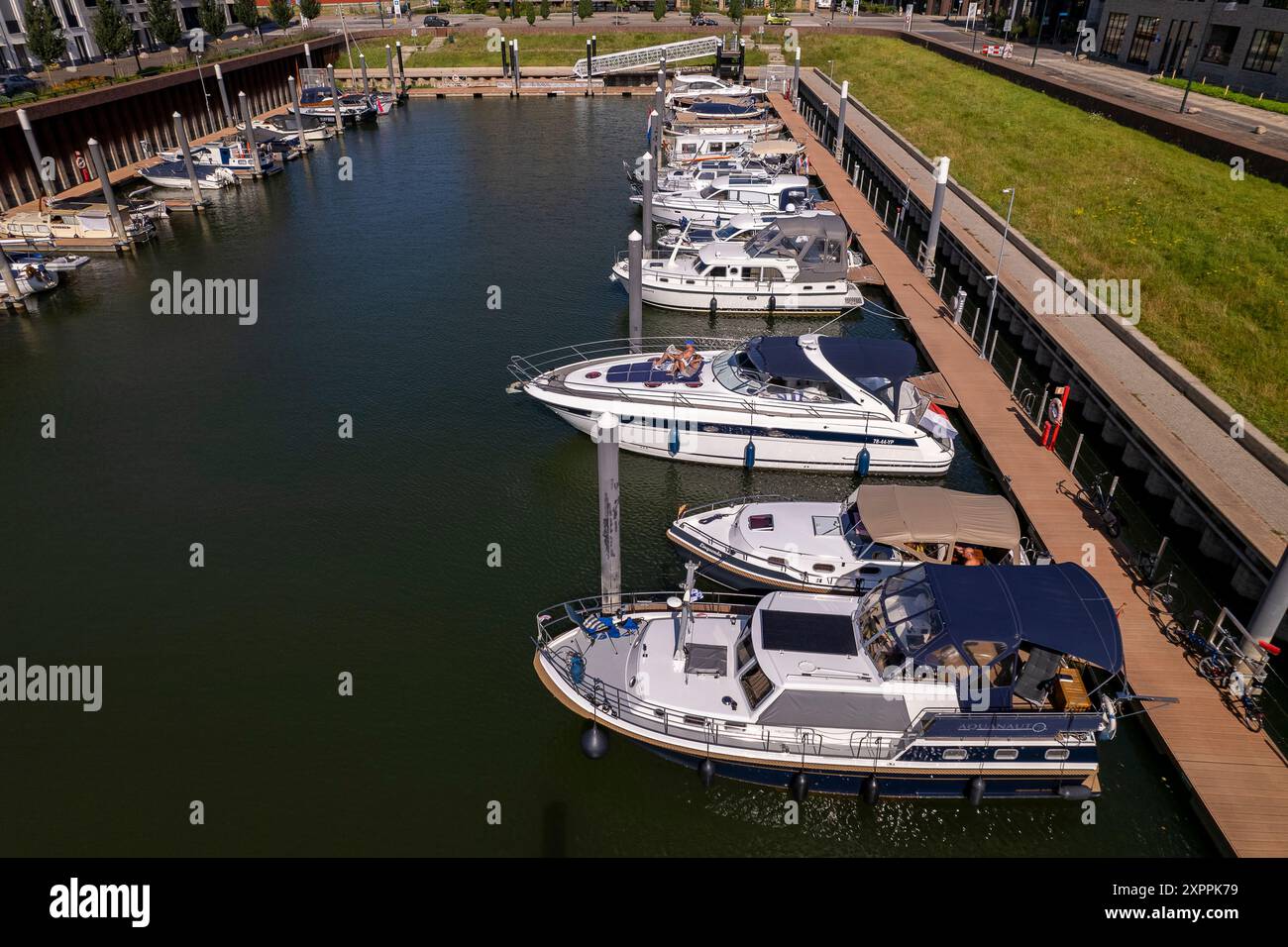 Vue aérienne de haut en bas du port de plaisance de Noorderhaven avec façades extérieures modernes contemporaines d'immeubles d'appartements de chaque côté et quelques bateaux Banque D'Images
