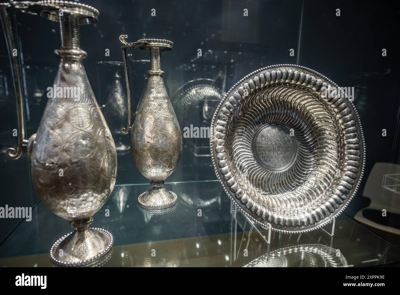 Ewers géométriques et bassin de lavage - partie du Trésor de Seuso au Musée national hongrois - Budapest, Hongrie Banque D'Images