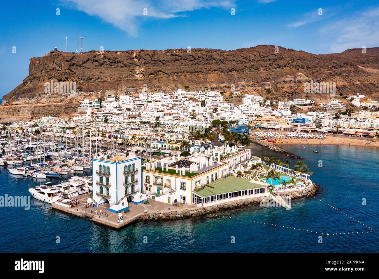 Puerto de Mogan avec la plage à Gran Canaria, Espagne. Lieu de vacances préféré pour les touristes et les habitants sur l'île. Port à Puerto de Mogan et Playa Banque D'Images