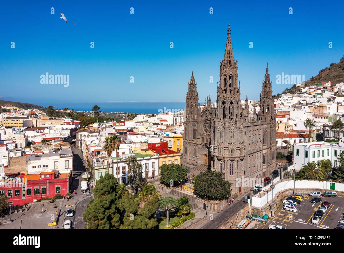 Vue aérienne de l'église Parroquia de San Juan Bautista de Arucas dans la ville d'Arucas, Gran Canaria, Îles Canaries, Espagne. Cathédrale néo-gothique historique Banque D'Images