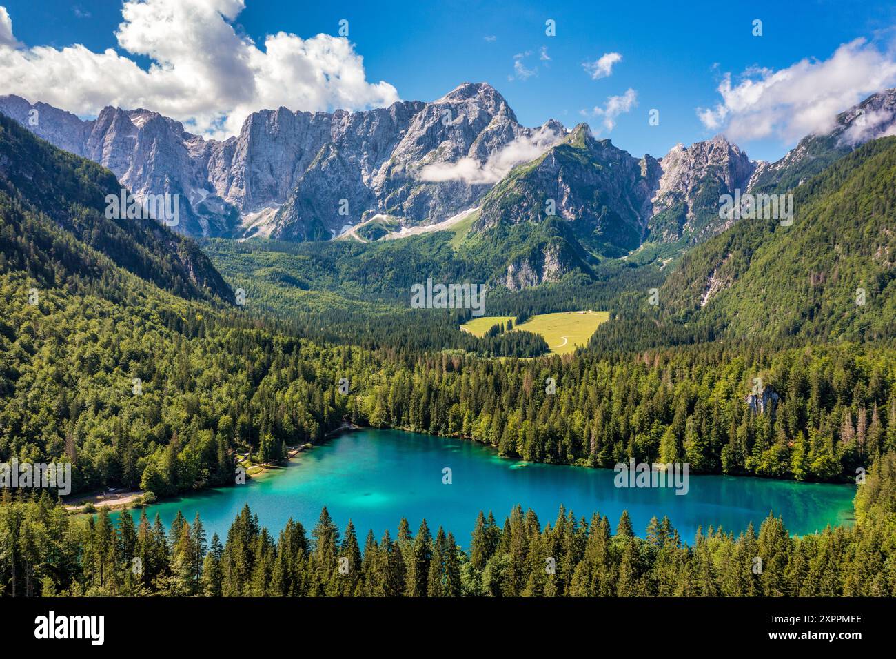 Pittoresque lac Lago Fusine en Italie. Lac Fusine avec pic Mangart sur fond. Destination de voyage populaire de Alpes juliennes. Lieu : Tarvisio comu Banque D'Images
