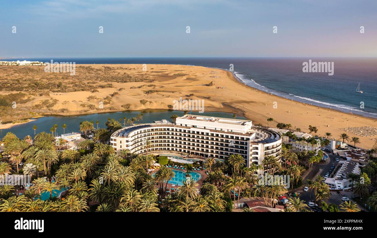 Paysage avec ville de Maspalomas et dunes de sable doré, Gran Canaria, îles Canaries, Espagne. Réserve naturelle des dunes de Maspalomas, à Gran Canaria, CA Banque D'Images