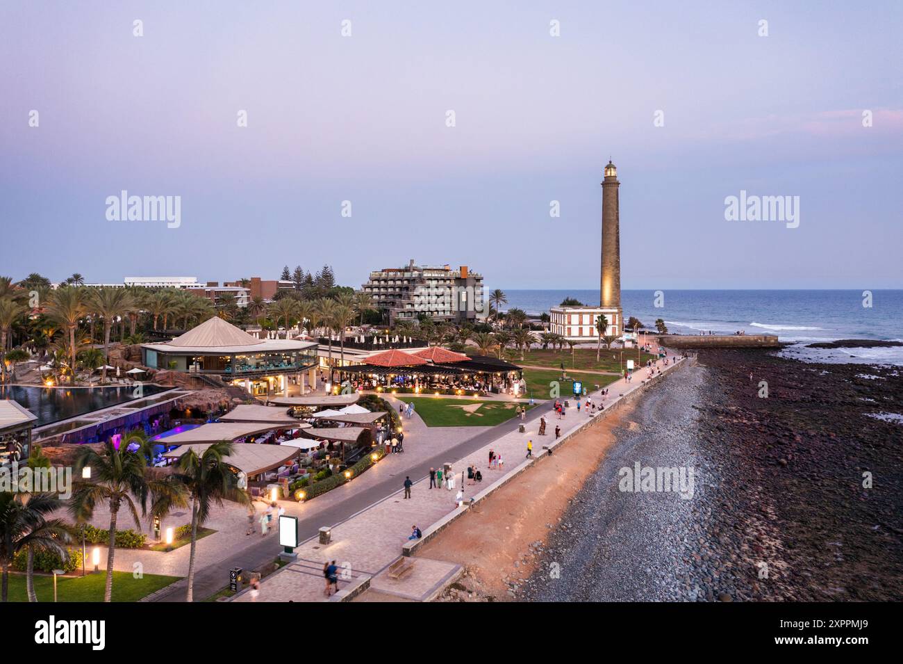Phare de Maspalomas à Gran Canaria Island connu sous le nom de Faro de Maspalomas au coucher du soleil. Paysage marin avec phare et plage de Maspalomas. Gran Canaria, CA Banque D'Images