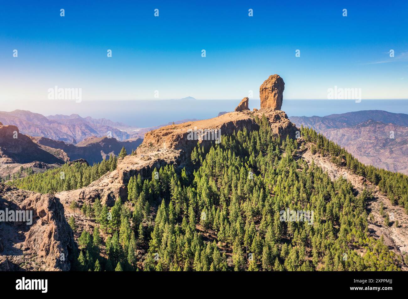 Roque Nublo et Pico de Teide en arrière-plan sur l'île de Gran Canaria, Espagne. Vue panoramique sur la montagne sacrée Roque Nublo, parc rural Roque Nublo, Banque D'Images