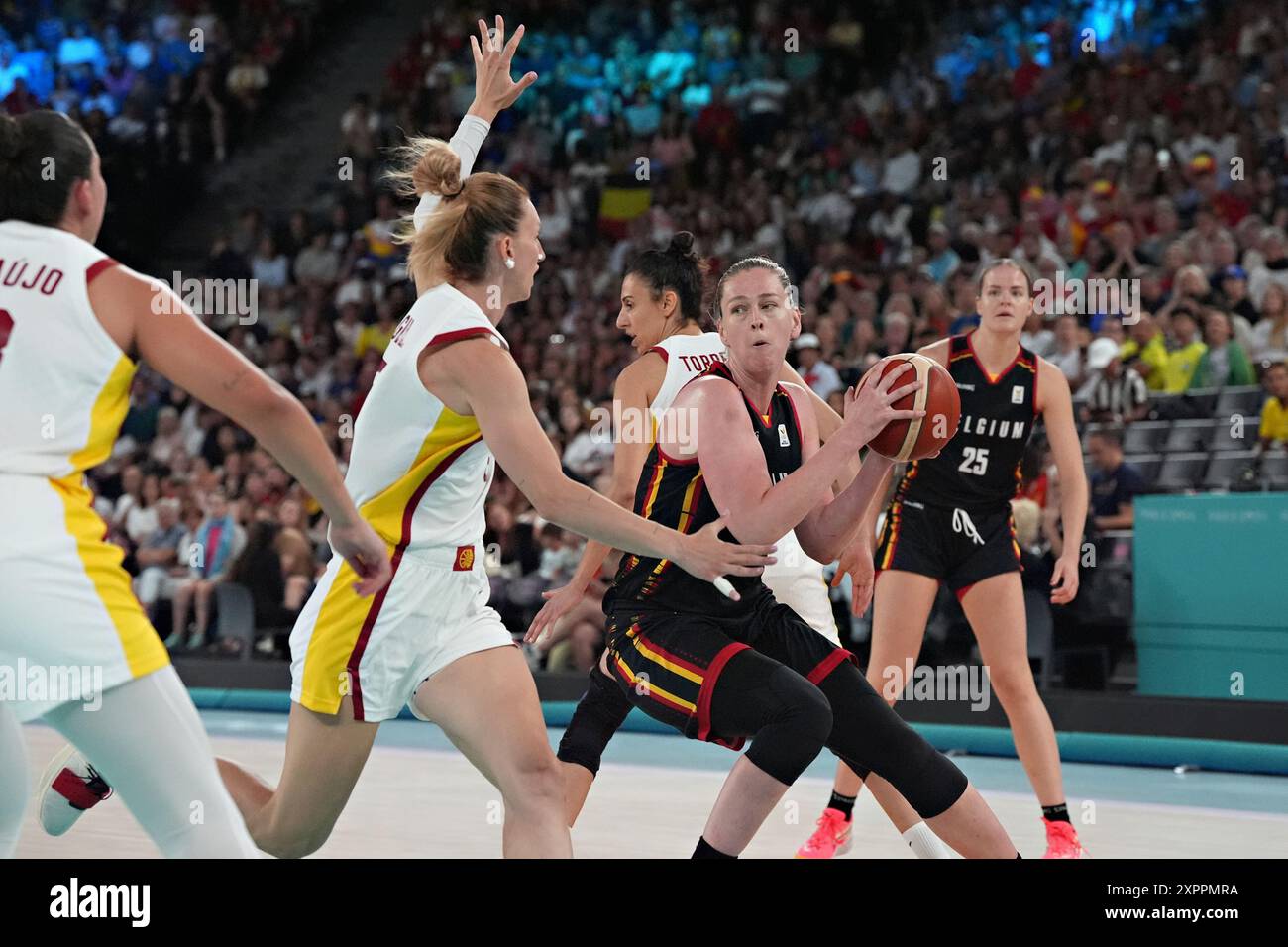 Paris, France. 07 août 2024. Julie Vanloo (35) de Belgique se dispute avec l'arbitre après un appel disputé lors du match de quart de finale Espagne - Belgique de basket-ball féminin lors des Jeux Olympiques de Paris 2024 au Bercey Arena à Paris, France, le mercredi 7 août 2024. Photo de Richard Ellis/UPI crédit : UPI/Alamy Live News Banque D'Images