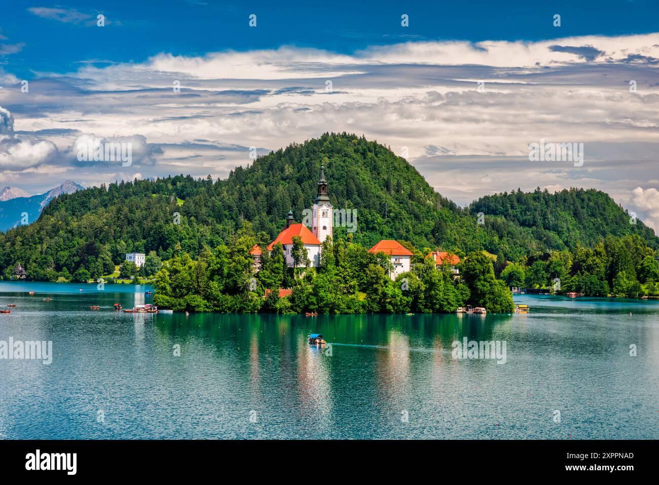 Lac de Bled en Slovénie. Belles montagnes et lac de Bled avec petite église de pèlerinage. Bled lac et île avec l'église de pèlerinage de l'Assomption o Banque D'Images