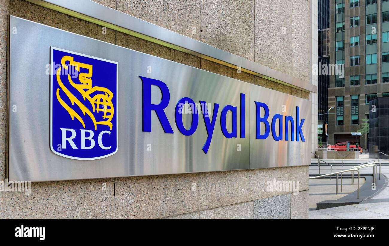 Toronto, Canada - 5 août 2024 : enseigne et logo de la Banque Royale du Canada dans le quartier du centre-ville. Banque D'Images
