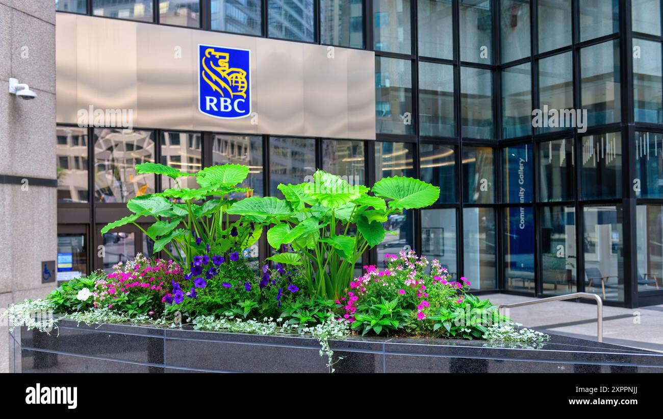 Toronto, Canada - 5 août 2024 : entrée du jardin et de l'édifice dans la place de la Banque Royale Banque D'Images