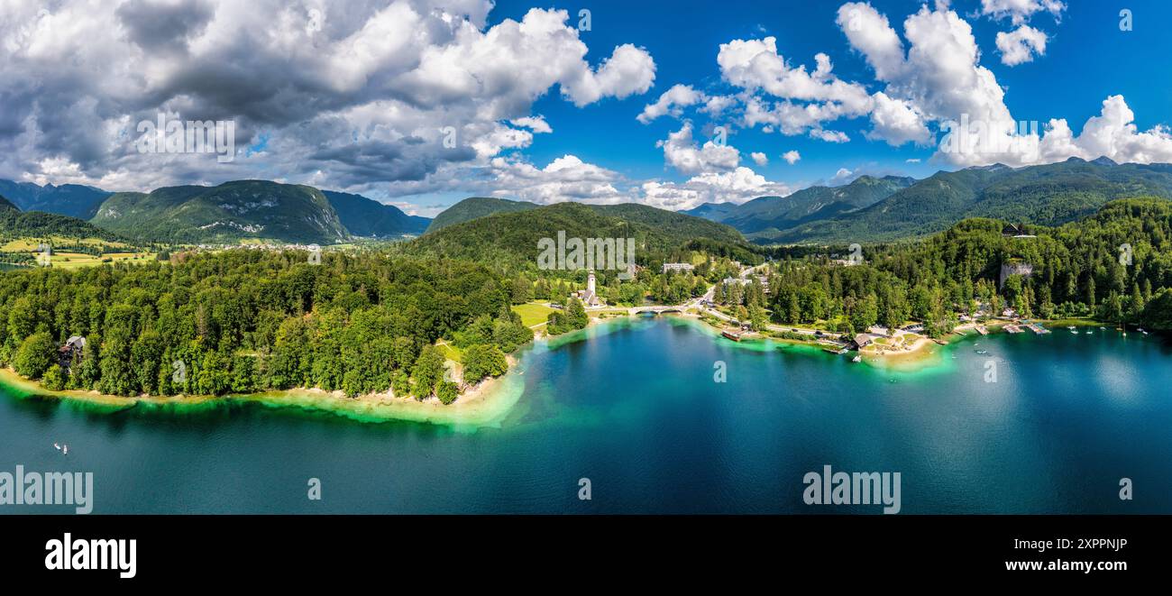 Vue aérienne du lac Bohinj dans les Alpes juliennes. Destination touristique populaire en Slovénie. Lac Bohinj, église Saint-Jean-Baptiste. Triglav National par Banque D'Images