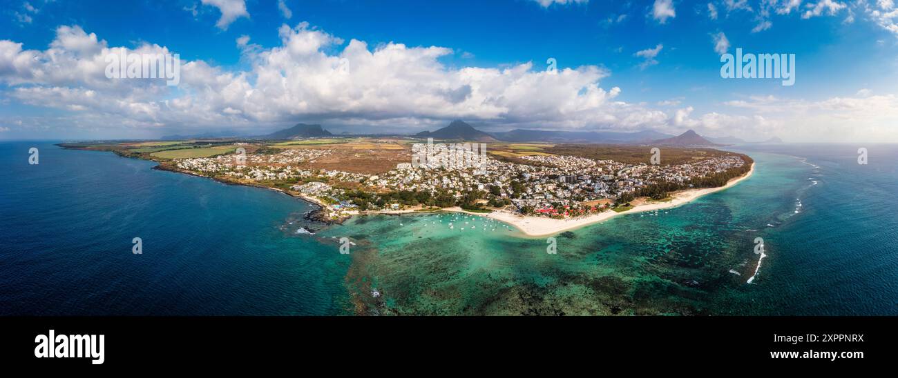 Belle île Maurice avec magnifique plage de Flic en Flac, vue aérienne depuis le drone. Ile Maurice, rivière Noire, Flic-en-Flac vue sur le village de bord de mer Be Banque D'Images