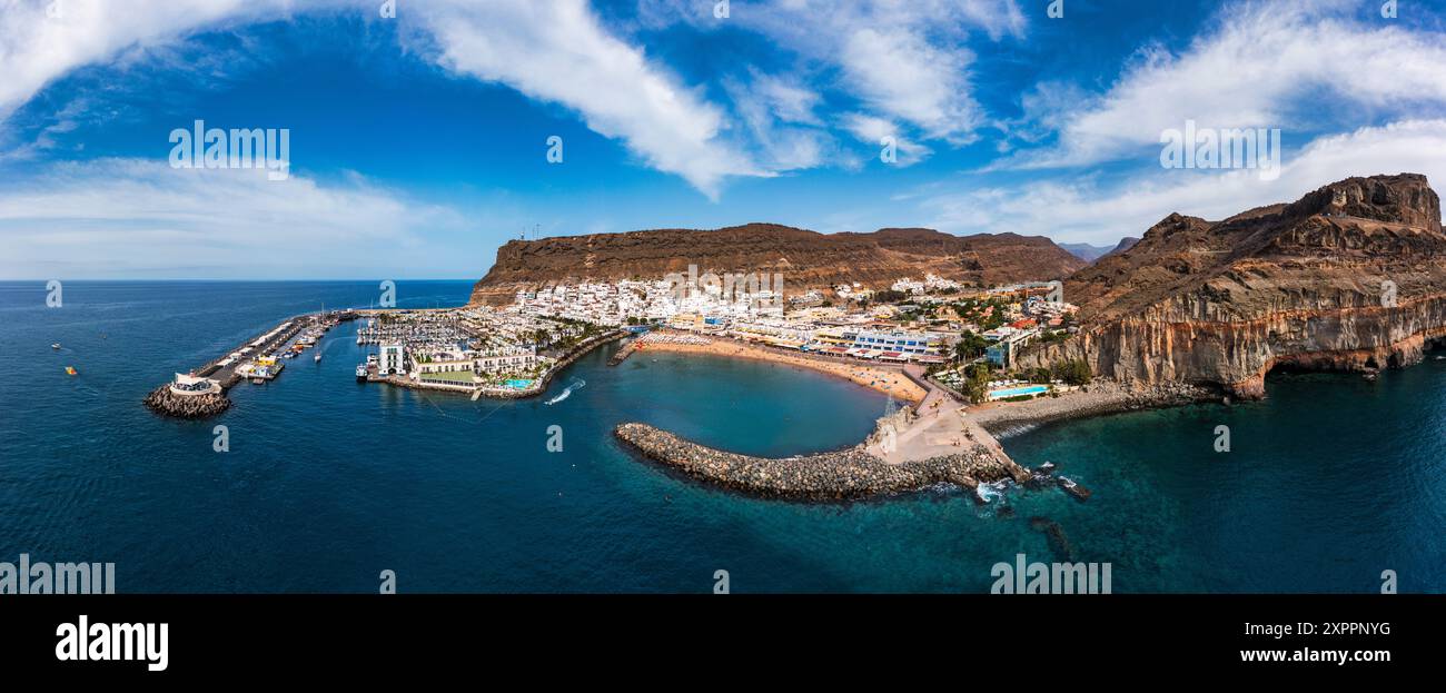 Puerto de Mogan avec la plage à Gran Canaria, Espagne. Lieu de vacances préféré pour les touristes et les habitants sur l'île. Port à Puerto de Mogan et Playa Banque D'Images