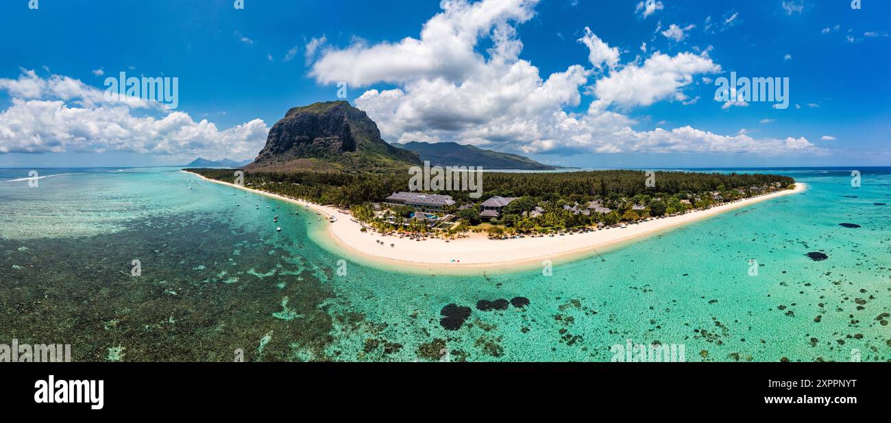 Vue aérienne du morne Brabant en Mauriutius. Océan tropical cristallin avec montagne le Morne et plage de luxe à Maurice. Plage du Morne avec palmiers t Banque D'Images