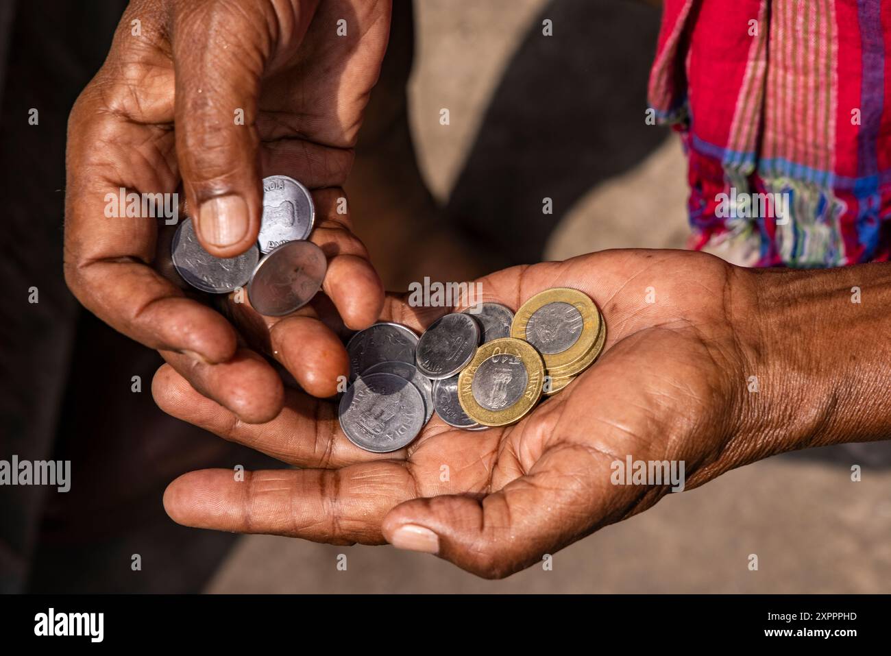 Gros plan de pièces de Taka et Poisha bangladaises dans les mains d'un homme, Kolkata, Calcutta, Inde, Asie Banque D'Images