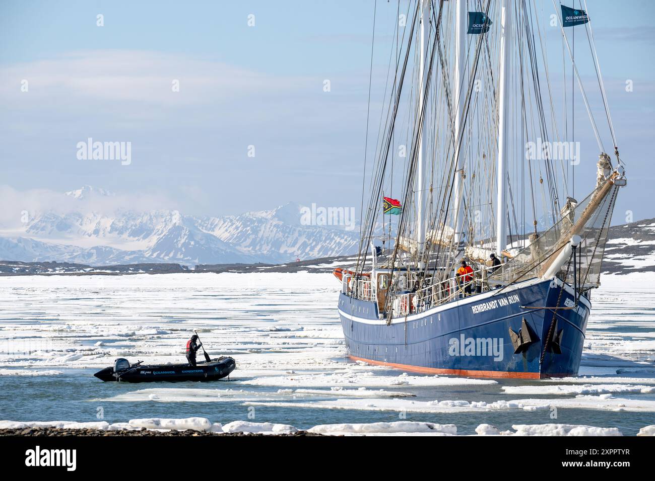 Zodiac sur le chemin à travers la glace à Rembrandt van Rijn, Spitzberg, Svalbard, Norvège, Arctique Banque D'Images