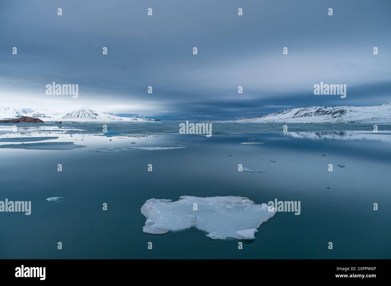Vue sur les floes de glace turquoise et les montagnes enneigées dans l'Isfjord du Spitzberg, Svalbard, Norvège, Arctique Banque D'Images