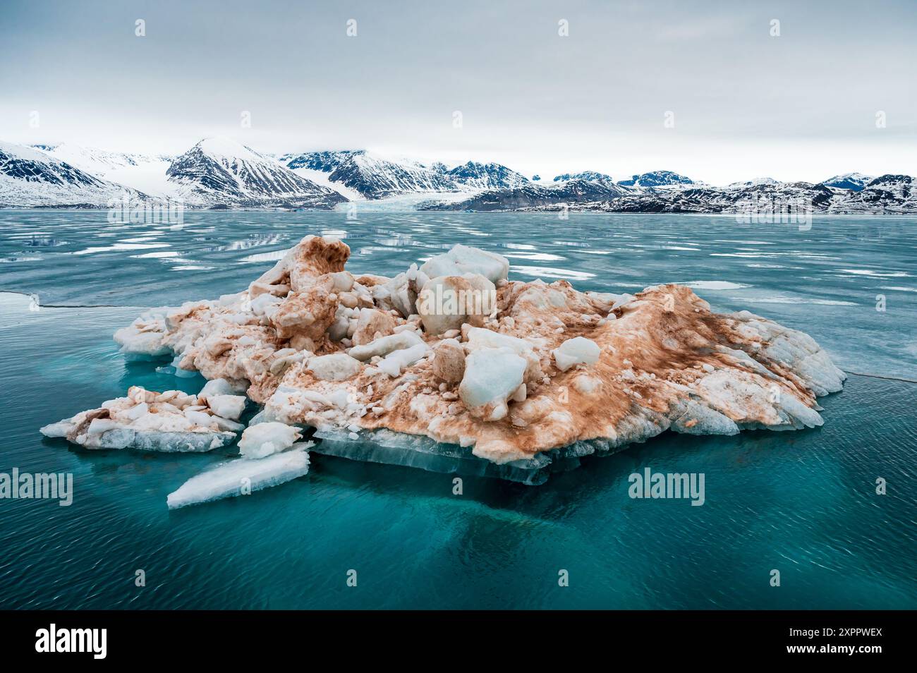 Floes de glace et montagnes enneigées dans l'Isfjord du Spitzberg, Svalbard, Norvège, Arctique Banque D'Images