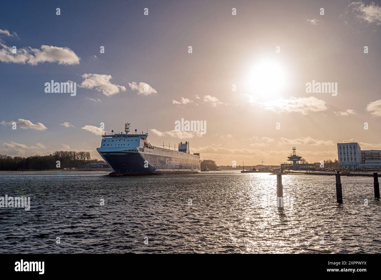 Vue d'un cargo quittant Travemuende, mer Baltique, Ostholstein, Schleswig-Holstein Banque D'Images