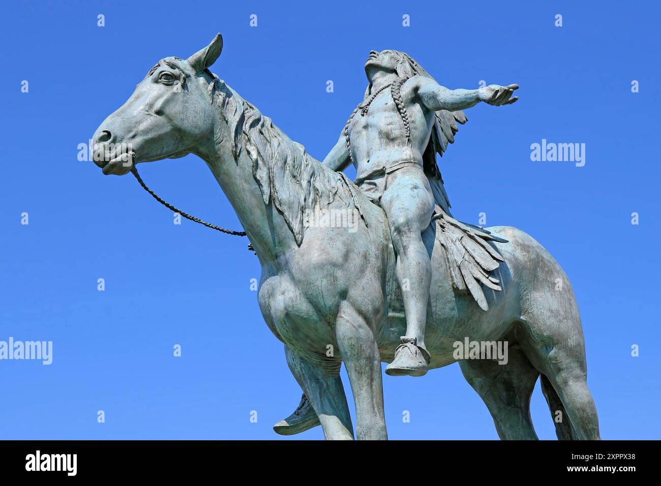 Statue d'un homme amérindien monter à cheval devant le Boston Fine Art Museum Banque D'Images
