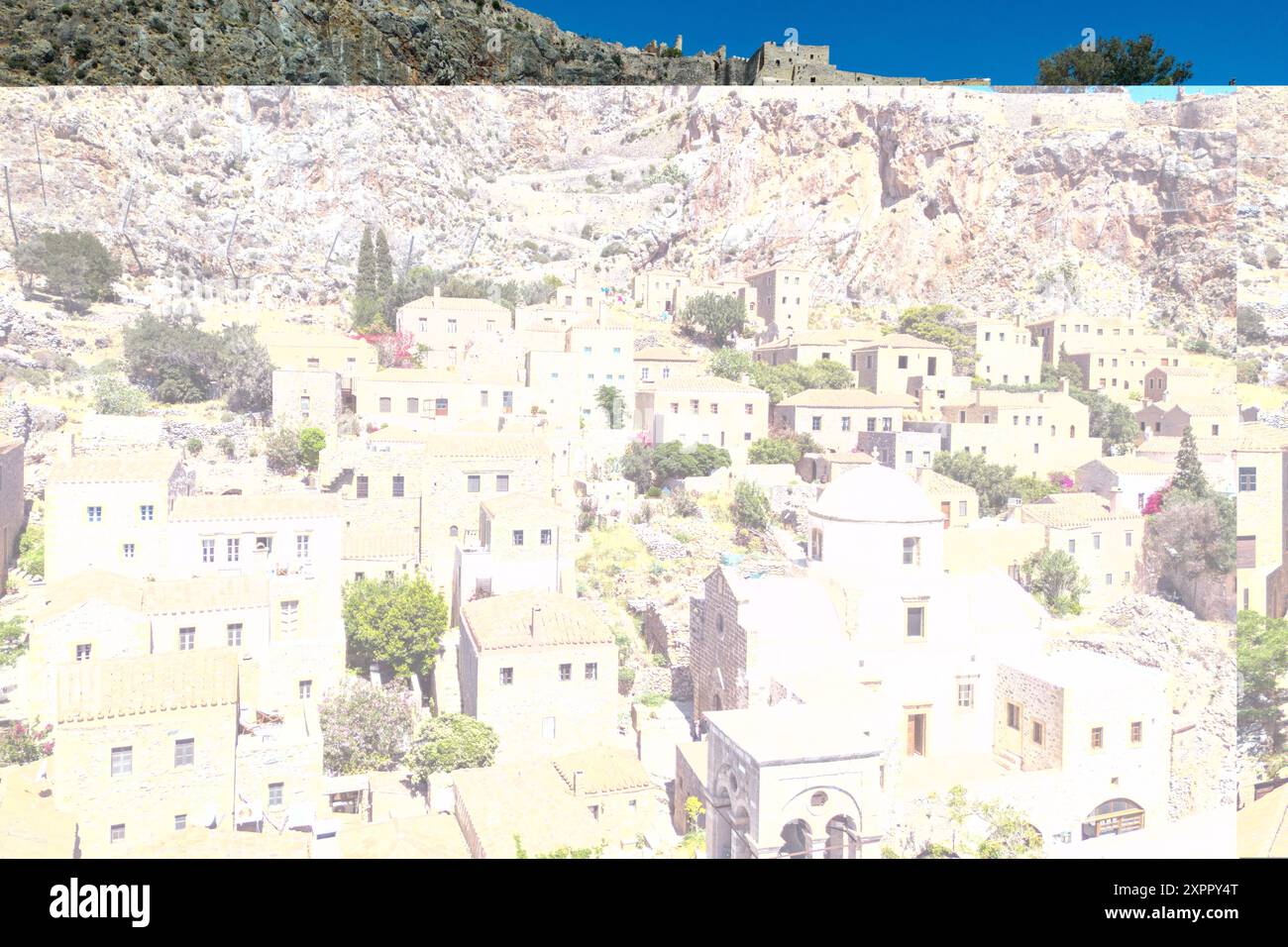 Vue aérienne de la ville basse avec Sainte-Sophie église orthodoxe sur la montagne, Monemvasia, Péloponnèse, Grèce, Europe Banque D'Images