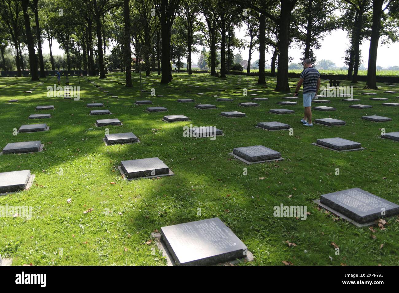 Le cimetière de guerre allemand de Langemark (anciennement orthographié 'Langemarck') est près du village de Langemark, qui fait partie de la commune de Langemark-Poelkapelle, dans la province belge de Flandre occidentale. Plus de 44 000 soldats sont enterrés ici. Banque D'Images