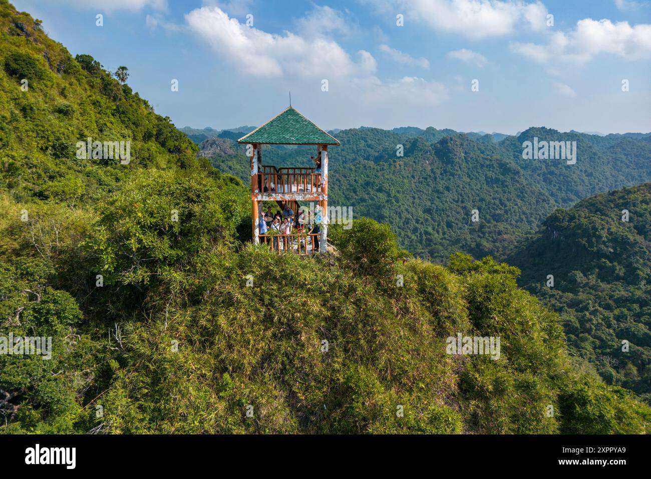 Vue aérienne du parc national de Cat Ba sur l'île de Cat Ba avec pont d'observation sur le pic de Ngu Lam, baie de LAN Ha, Haiphong, Vietnam, Asie Banque D'Images