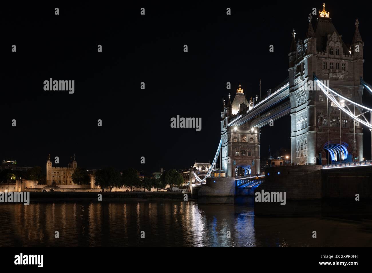 Tower Bridge la nuit Londres Angleterre août 2024 Tower Bridge est une bascule combinée classée Grade I, suspension, et, jusqu'en 1960, cantilever bridg Banque D'Images