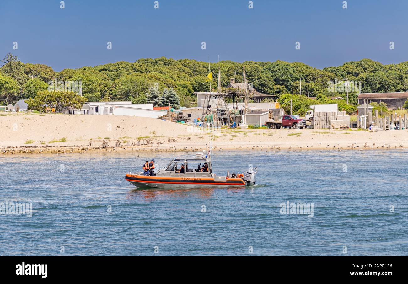 petit bateau de la garde côtière américaine en patrouille à montauk, ny Banque D'Images