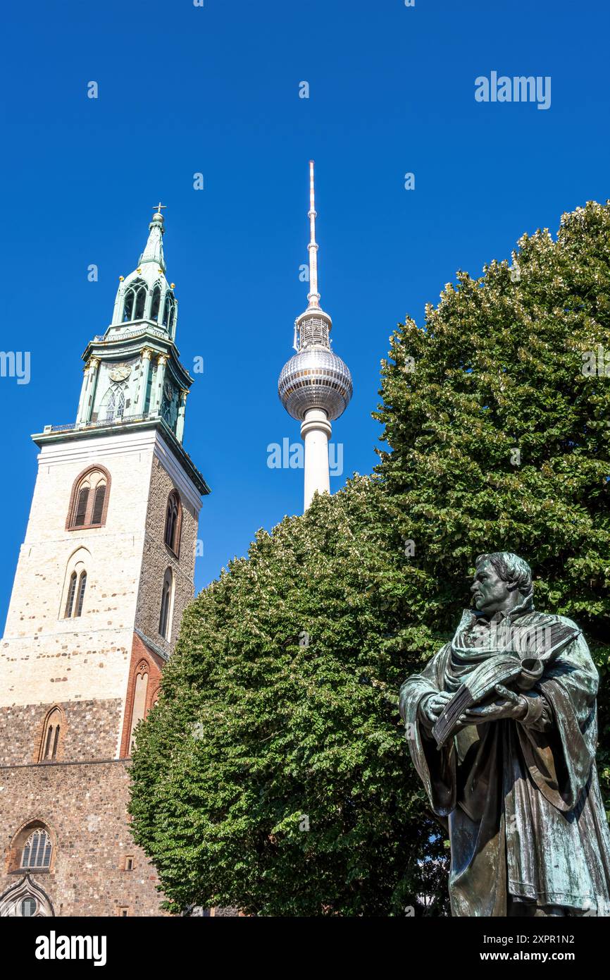 La Marienkirche et la célèbre tour de télévision de l'Alexanderplatz à Berlin Banque D'Images