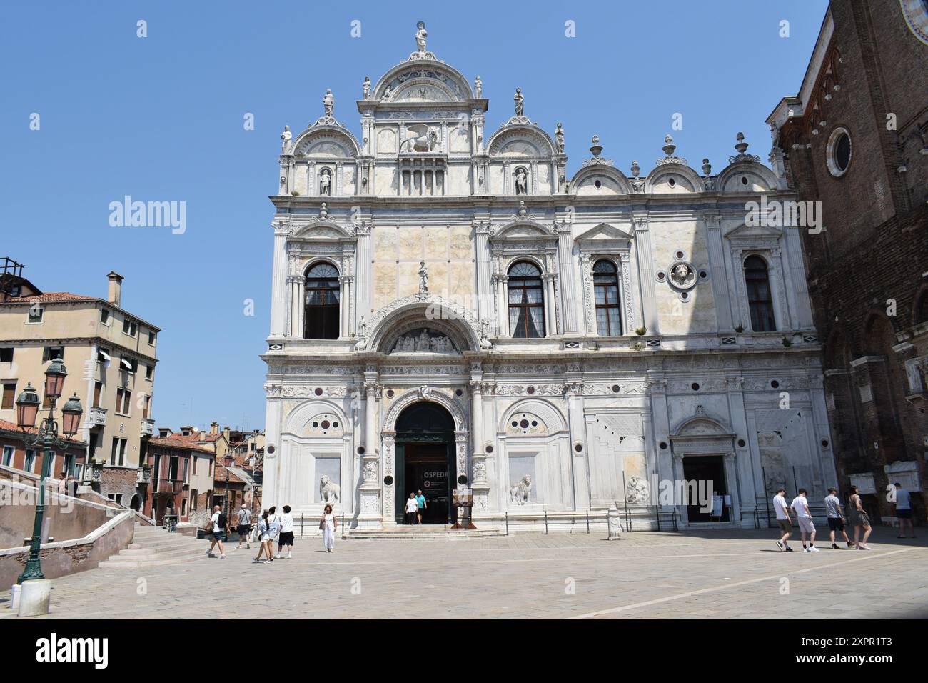 VENISE, ITALIE - 19 JUILLET 2024 : magnifique bâtiment historique de la Scuola Grande di San Marco qui sert actuellement d'hôpital dans le centre-ville de Venise. Banque D'Images