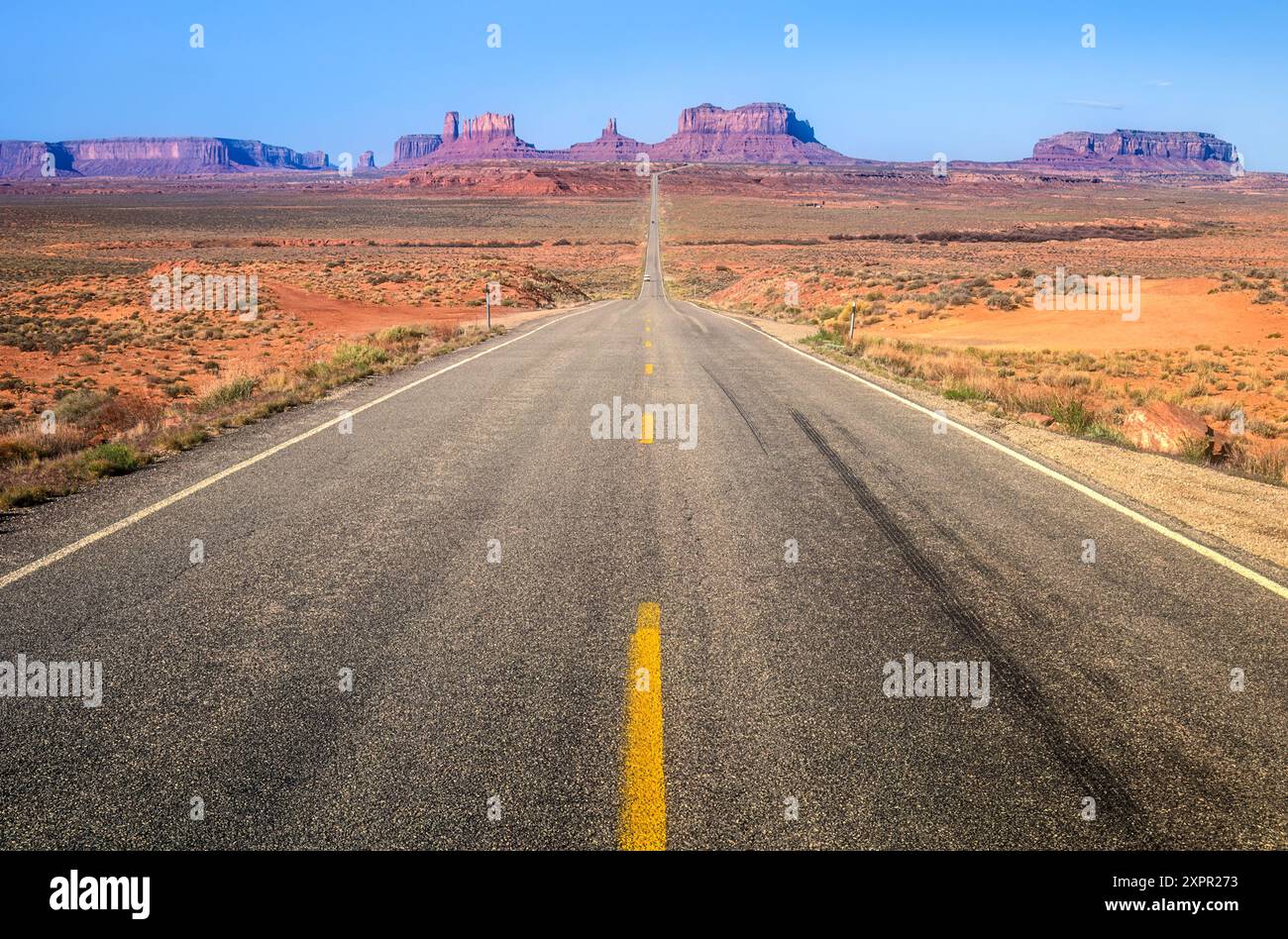 Vue de Monument Valley depuis la route panoramique 163 dans le sud de l'Utah près de la frontière entre l'Arizona et l'Utah. (ÉTATS-UNIS) Banque D'Images