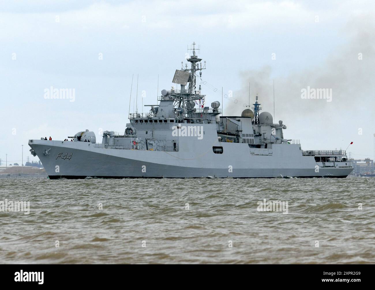 L'INS Tabar de la marine indienne navigue sur la Tamise aujourd'hui. La frégate de classe Talwar sera amarrée aux côtés du HMS Belfast dans le bassin supérieur de Londo Banque D'Images