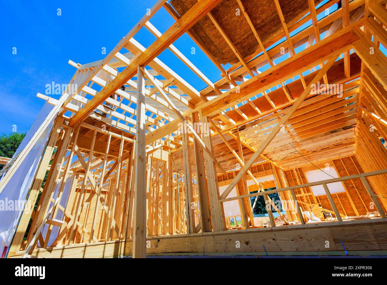 Dans le chantier de construction, nouvelle charpente de construction de maison avec des fermes en bois, cadre de poutres de poteau Banque D'Images