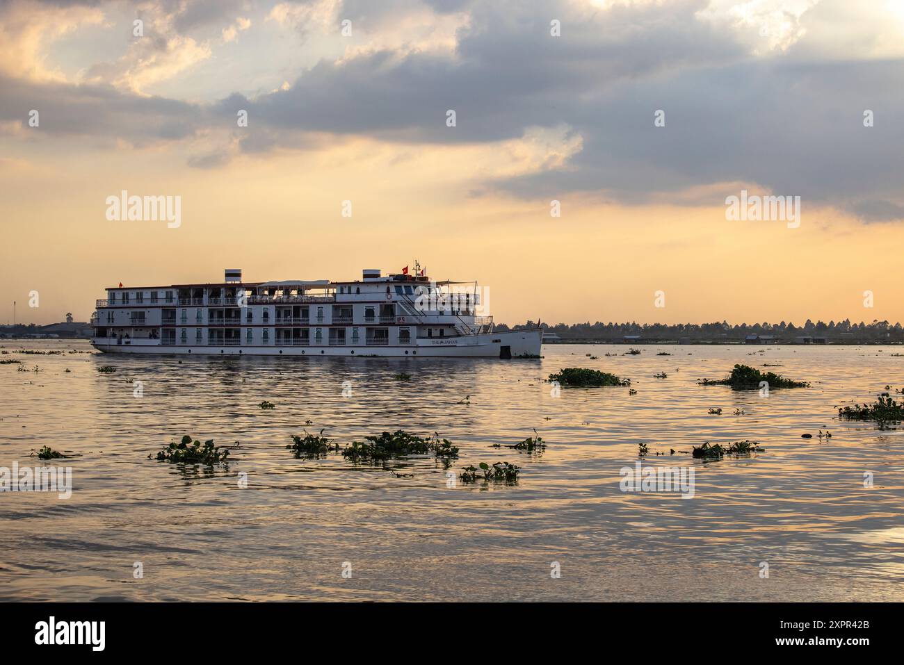 Bateau de croisière fluviale le Jahan (Heritage Line) sur le Mékong au coucher du soleil, Cao Lanh (Cao Lãnh), Dong Thap (Đồng Tháp), Vietnam, Asie Banque D'Images