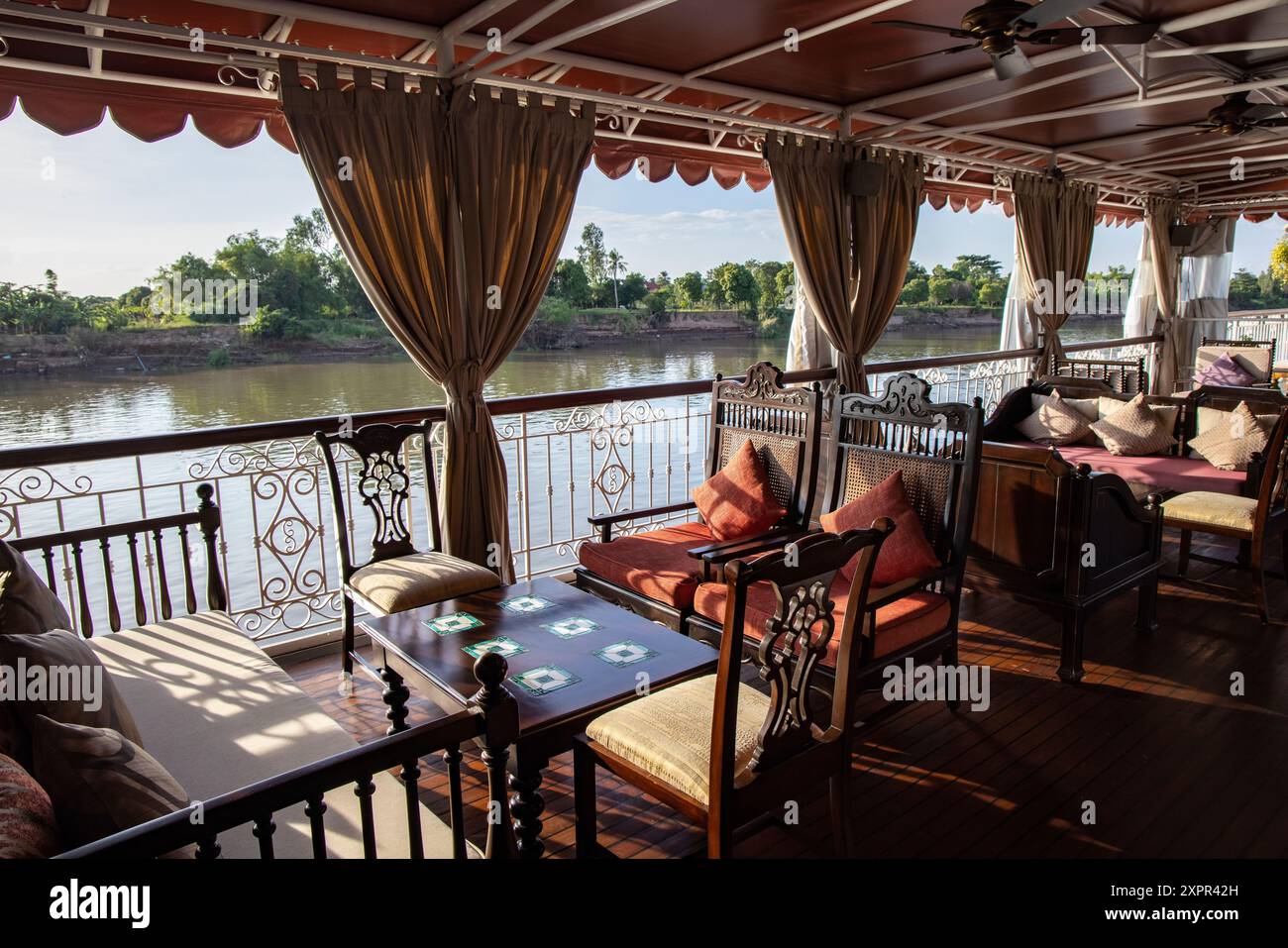 Sièges confortables dans le salon du bateau de croisière fluviale le Jahan (Heritage Line) sur le Mékong, près de Tan Chau (Tân Châu), an Giang, Vietnam, Banque D'Images