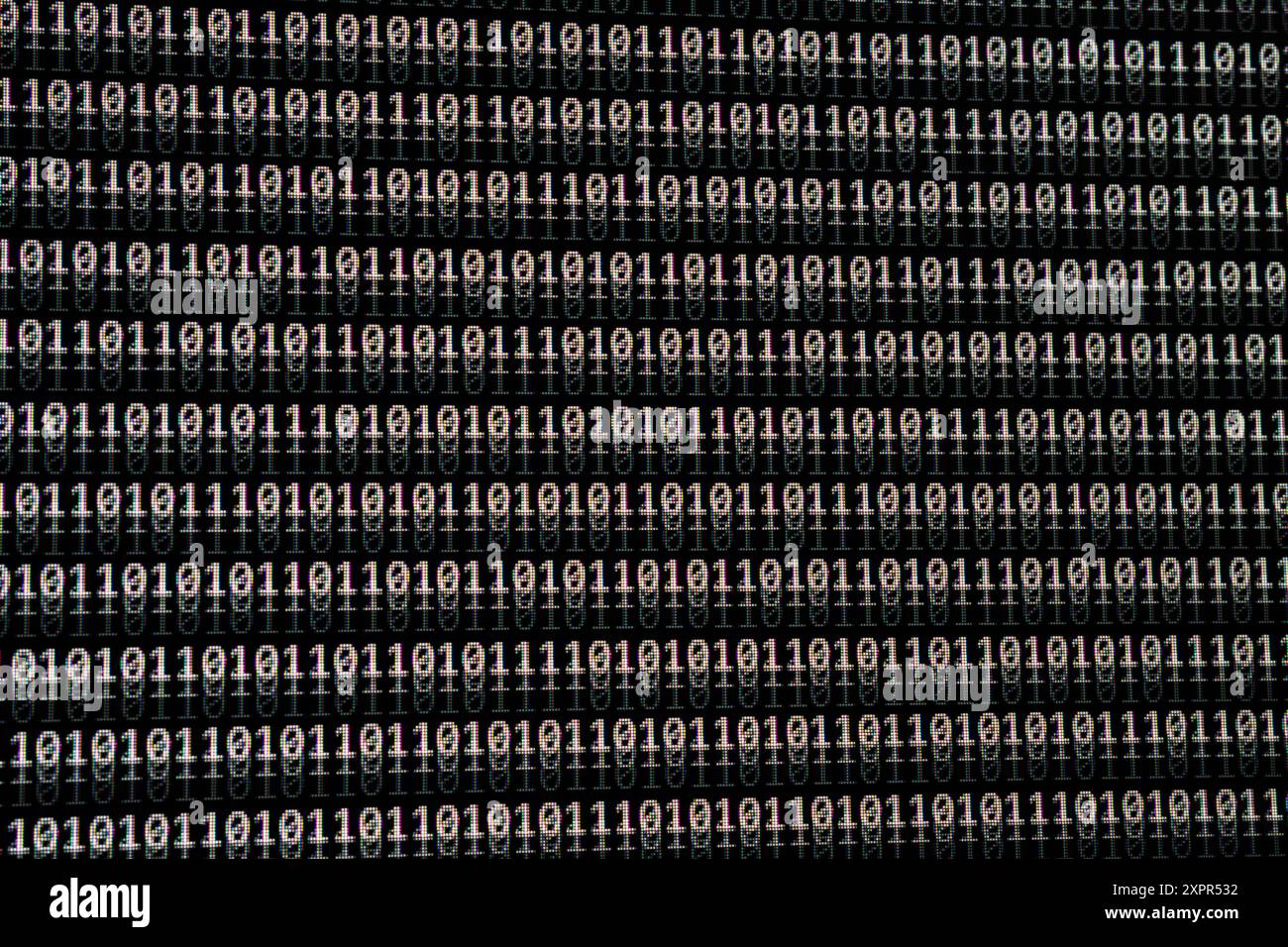 ILLUSTRATION - 07 août 2024, Hesse, Francfort-sur-le-main : le programme de langage développé par la société américaine OpenAI utilise l'intelligence artificielle pour écrire un code binaire aléatoire composé de zéros et de uns. Photo : Frank Rumpenhorst/dpa Banque D'Images