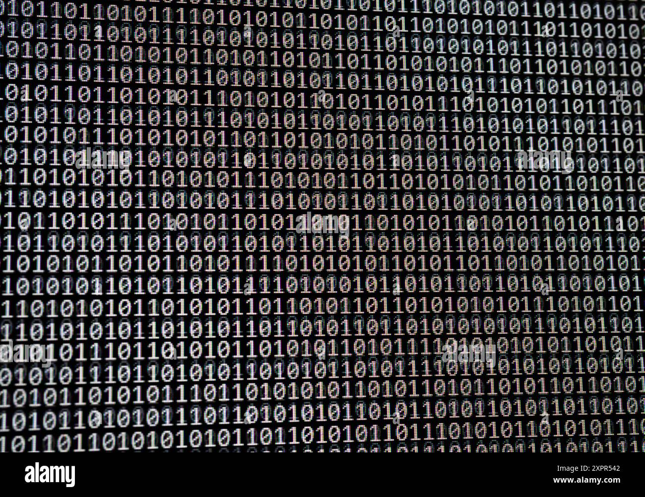 ILLUSTRATION - 07 août 2024, Hesse, Francfort-sur-le-main : le programme de langage développé par la société américaine OpenAI utilise l'intelligence artificielle pour écrire un code binaire aléatoire composé de zéros et de uns. Photo : Frank Rumpenhorst/dpa Banque D'Images