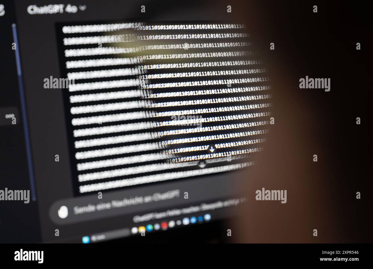 ILLUSTRATION - 07 août 2024, Hesse, Francfort-sur-le-main : le programme de langage développé par la société américaine OpenAI utilise l'intelligence artificielle pour écrire un code binaire aléatoire composé de zéros et de uns. Photo : Frank Rumpenhorst/dpa Banque D'Images