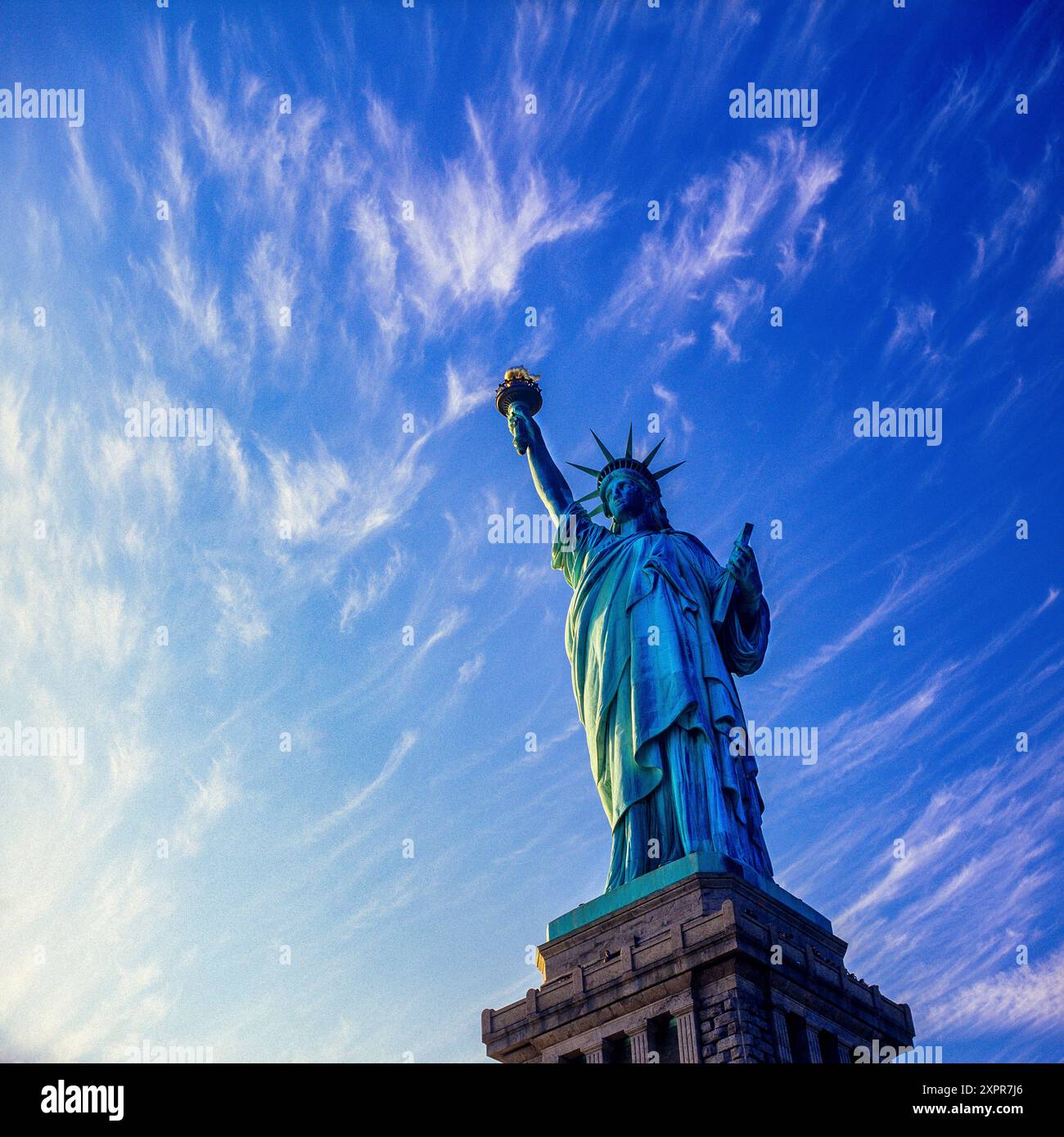 Statue de la liberté, nuages, ciel bleu, New York City, état de New York, NYC, ÉTATS-UNIS, Banque D'Images