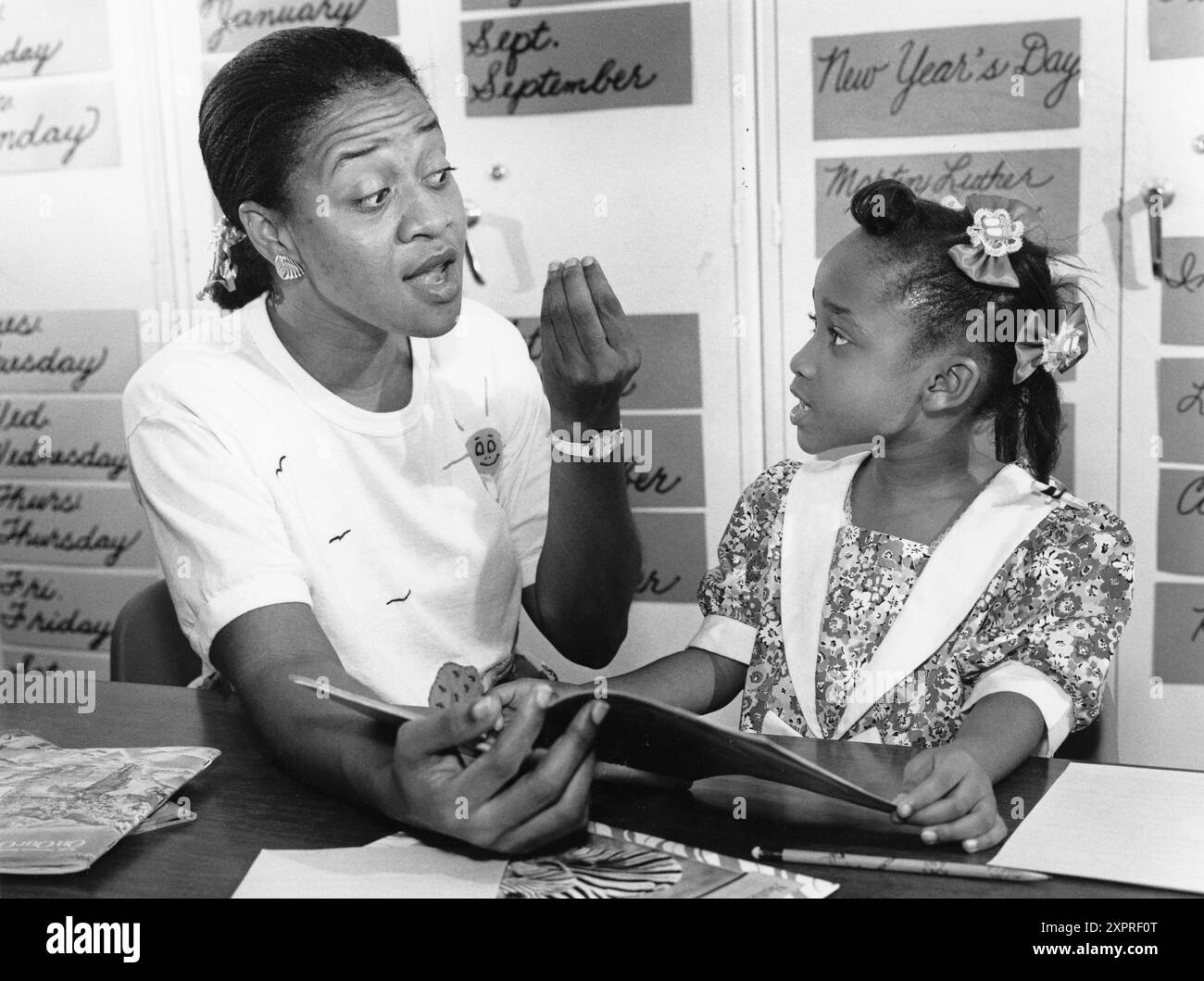 ©1992 : orthophoniste noire travaille avec une élève de troisième année dans la salle de classe d'une école primaire publique. ©Bob Daemmrich Banque D'Images ©1992 : orthophoniste noire travaille avec une élève de troisième année dans la salle de classe d'une école primaire publique. ©Bob Daemmrich Banque D'Images