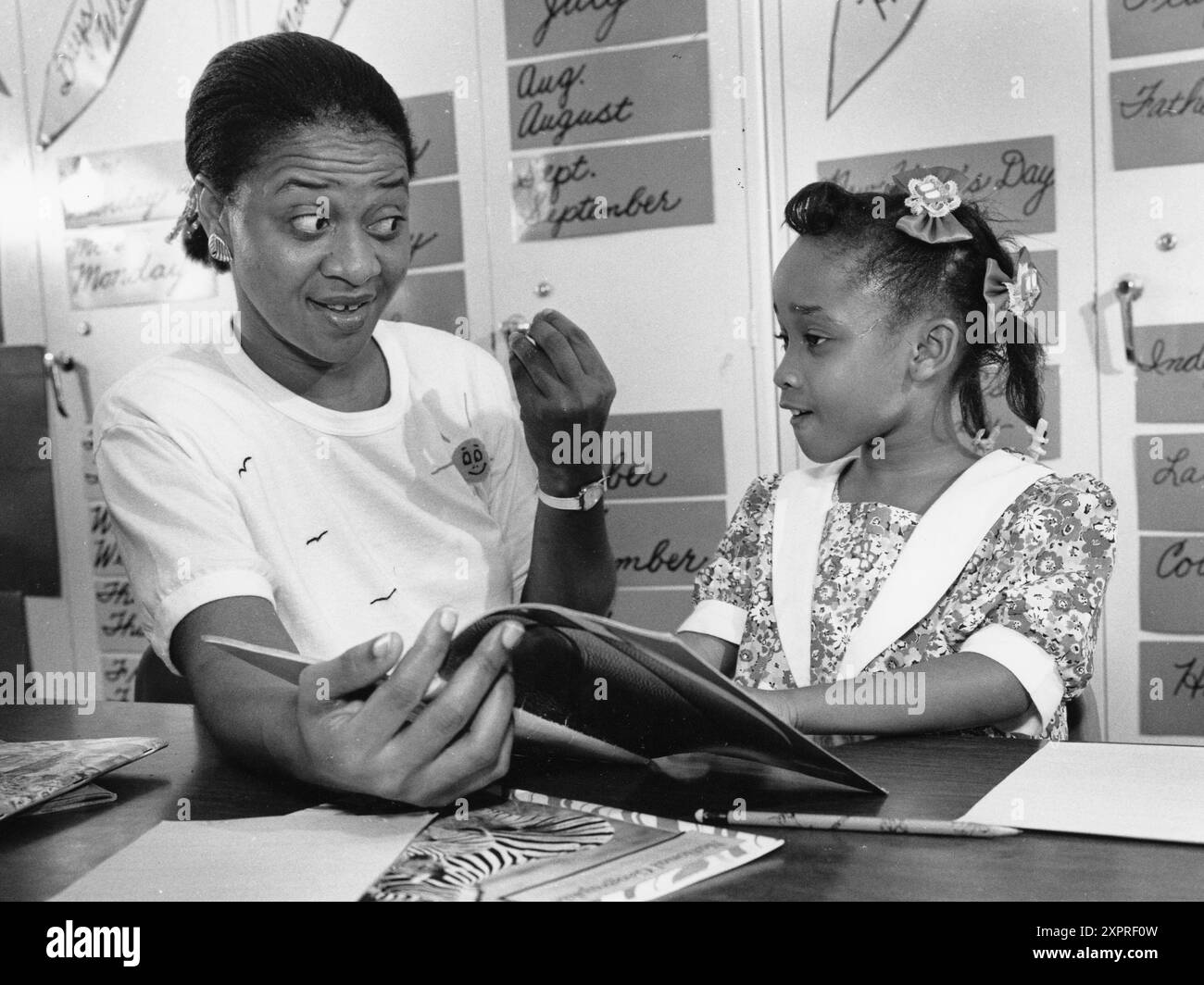 ©1992 : orthophoniste noire travaille avec une élève de troisième année dans la salle de classe d'une école primaire publique. ©Bob Daemmrich Banque D'Images ©1992 : orthophoniste noire travaille avec une élève de troisième année dans la salle de classe d'une école primaire publique. ©Bob Daemmrich Banque D'Images