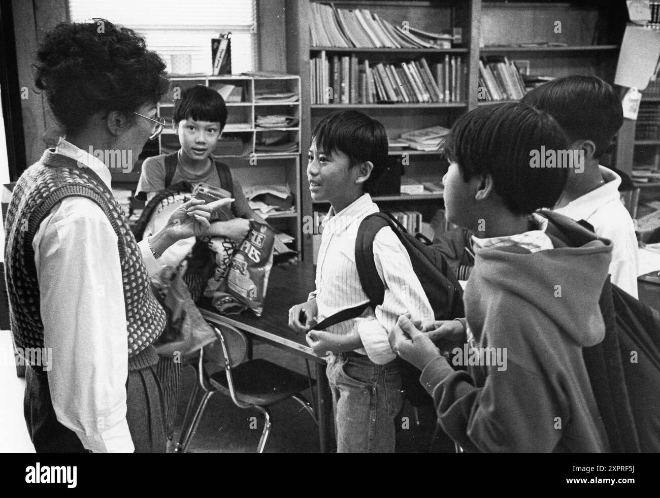 Austin Texas USA, 1993 : un enseignant vietnamien-américain discute avec de jeunes étudiants vietnamiens-américains dans une salle de classe bilingue pour les élèves de la 2e à la 5e année à Walnut Creek Elementary. DOSSIER EP-0388 ©Bob Daemmrich Banque D'Images
