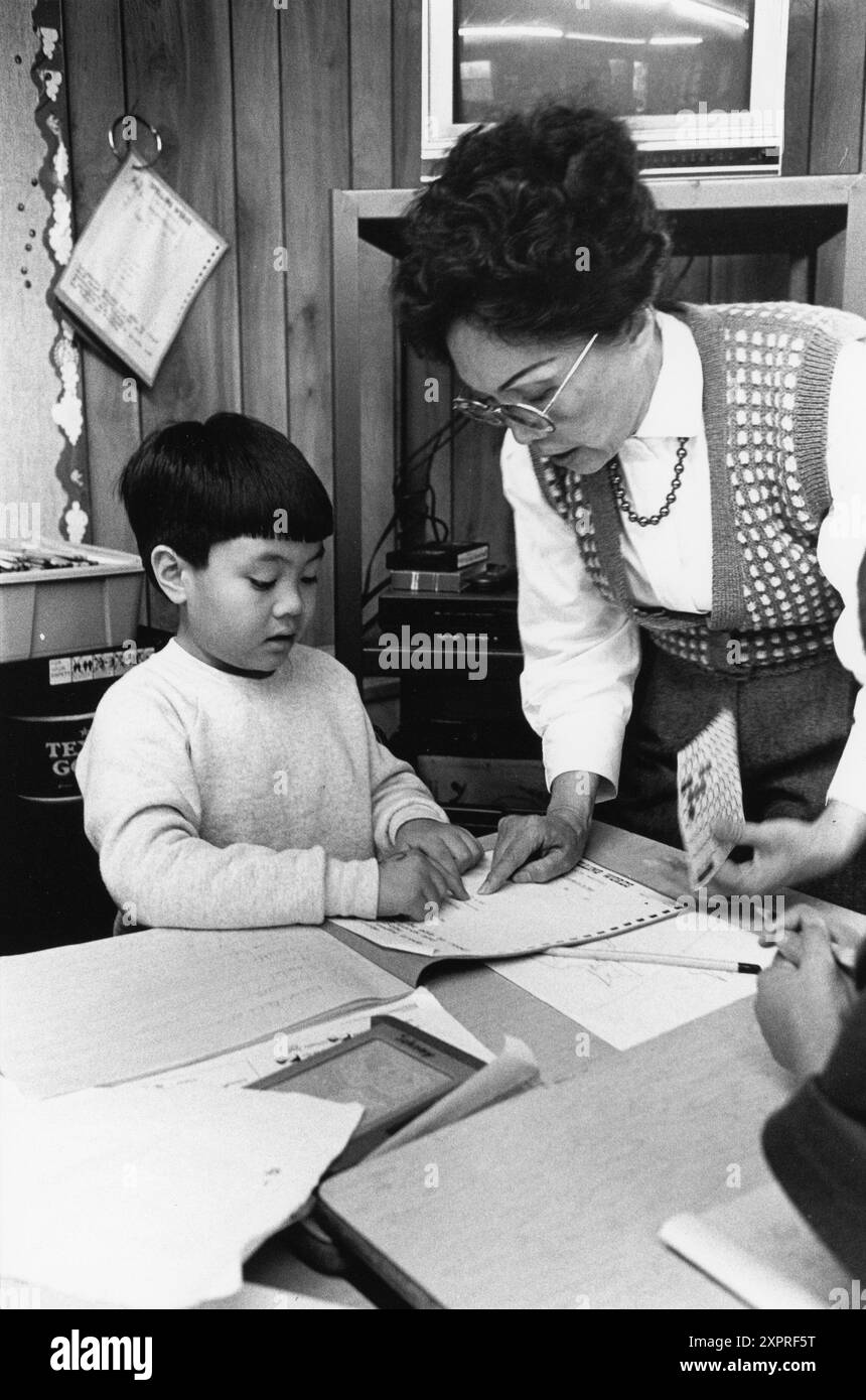 Austin Texas USA, 1993: Un professeur vietnamien-américain travaille avec de jeunes étudiants vietnamiens-américains en classe bilingue pour les 2e à 5e année à l'école élémentaire de Walnut Creek. DOSSIER EP-0388 ©Bob Daemmrich Banque D'Images Austin Texas USA, 1993: Un professeur vietnamien-américain travaille avec de jeunes étudiants vietnamiens-américains en classe bilingue pour les 2e à 5e année à l'école élémentaire de Walnut Creek. DOSSIER EP-0388 ©Bob Daemmrich Banque D'Images