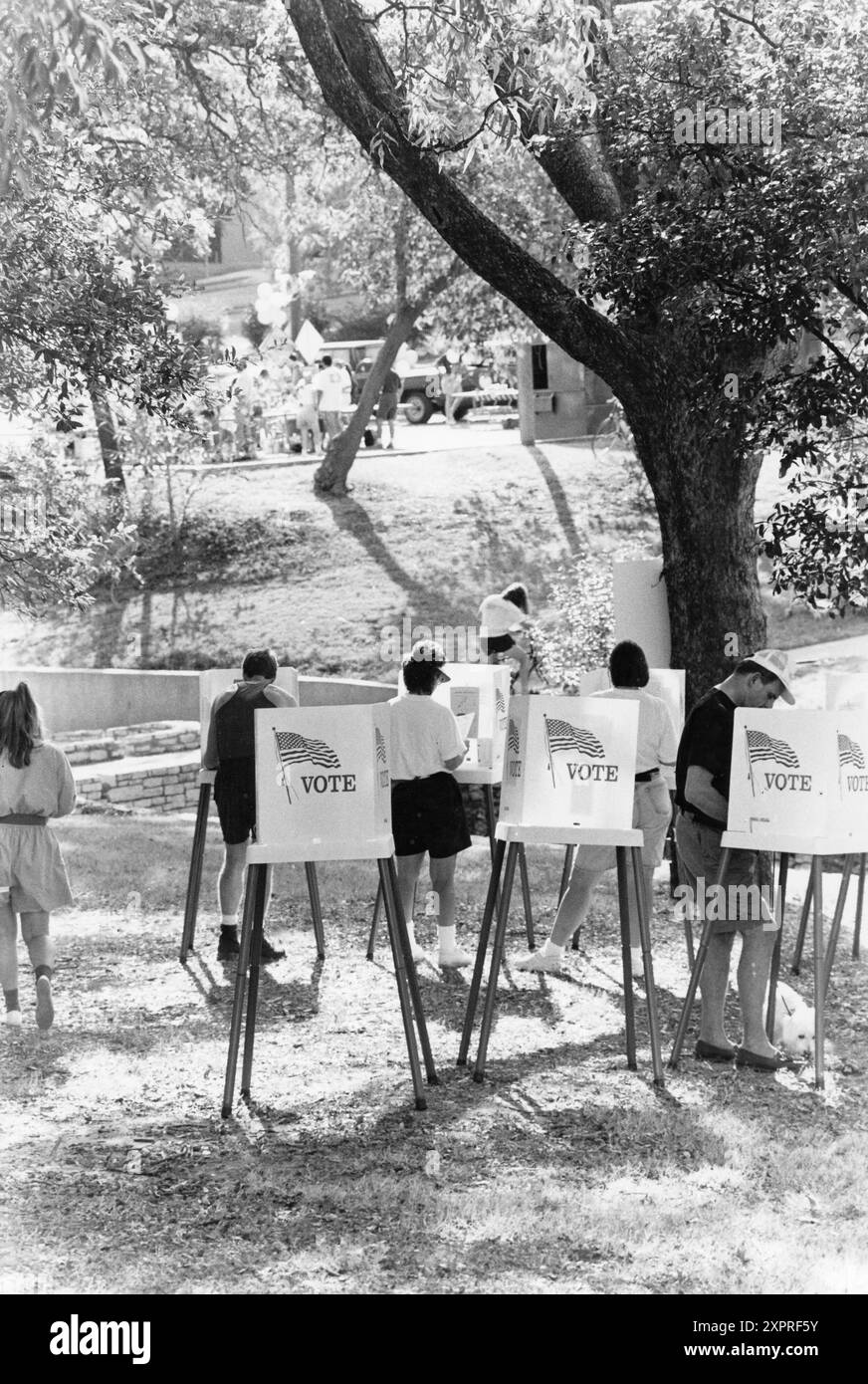 VOTE DANS LES LIEUX PUBLICS : Waterloo Park a étendu le site de vote lors de l'élection présidentielle de 1992, au centre-ville d'Austin. Il s'agissait d'une tentative du comté d'augmenter le nombre de votes en facilitant le vote aux élections. ©Bob Daemmrich Banque D'Images