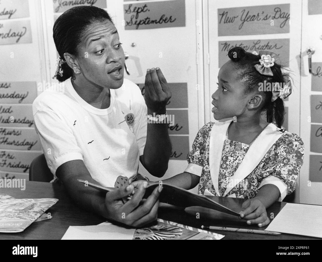 ©1992 : orthophoniste noire travaille avec une élève de troisième année dans la salle de classe d'une école primaire publique. ©Bob Daemmrich Banque D'Images ©1992 : orthophoniste noire travaille avec une élève de troisième année dans la salle de classe d'une école primaire publique. ©Bob Daemmrich Banque D'Images