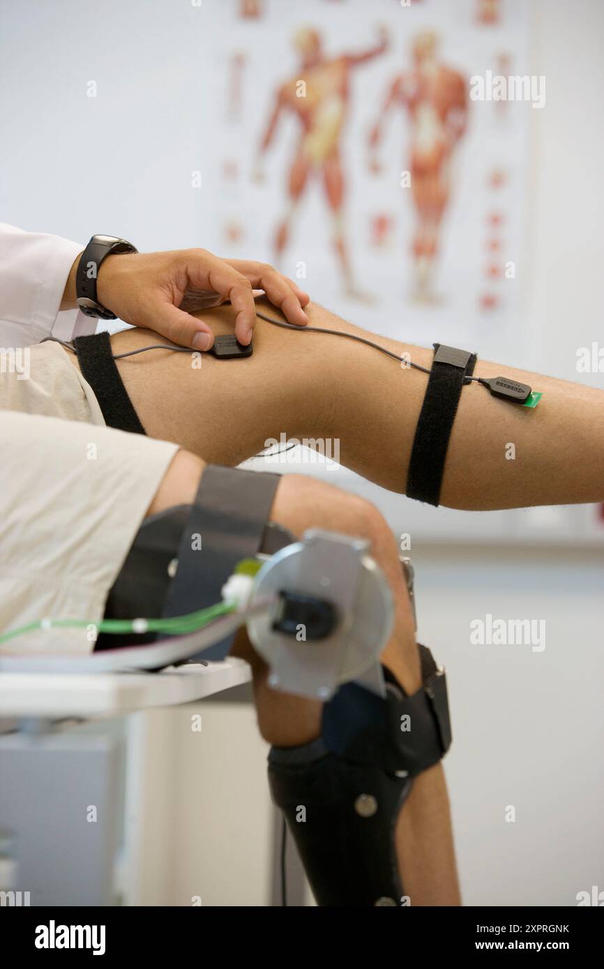 Biomécanique : des chercheurs développent un exosquelette destiné aux personnes souffrant de faiblesse musculaire des membres inférieurs. Fondation Fatronik, Researc Banque D'Images