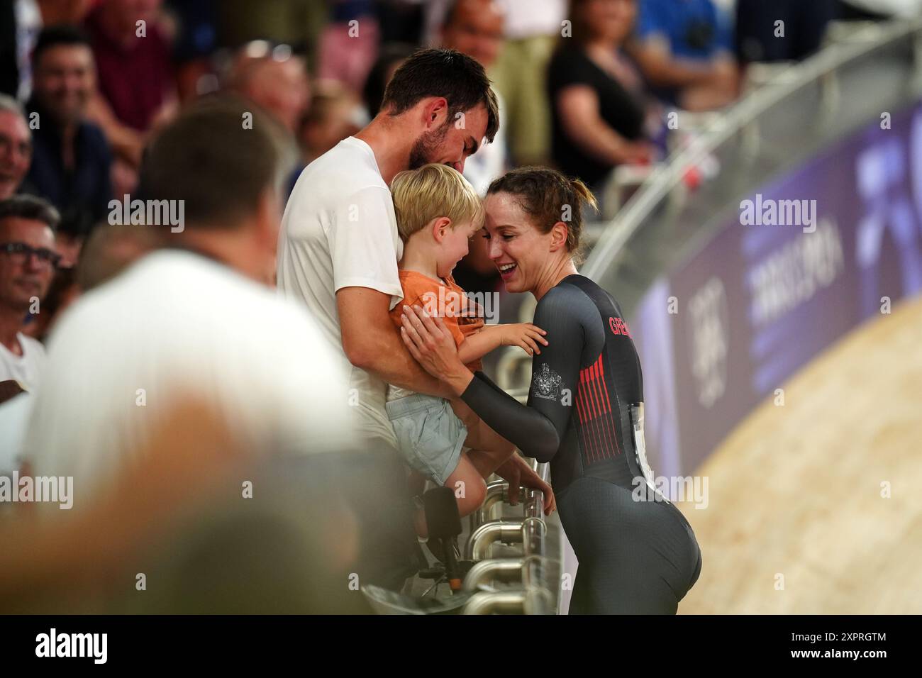 La Grande-Bretagne Elinor Barker célèbre avec son fils et partenaire Casper Jopling après avoir remporté la finale de la médaille de bronze par équipe féminine au Vélodrome national de Saint-Quentin-en-Yvelines, le douzième jour des Jeux Olympiques de Paris 2024 en France. Date de la photo : mercredi 7 août 2024. Banque D'Images