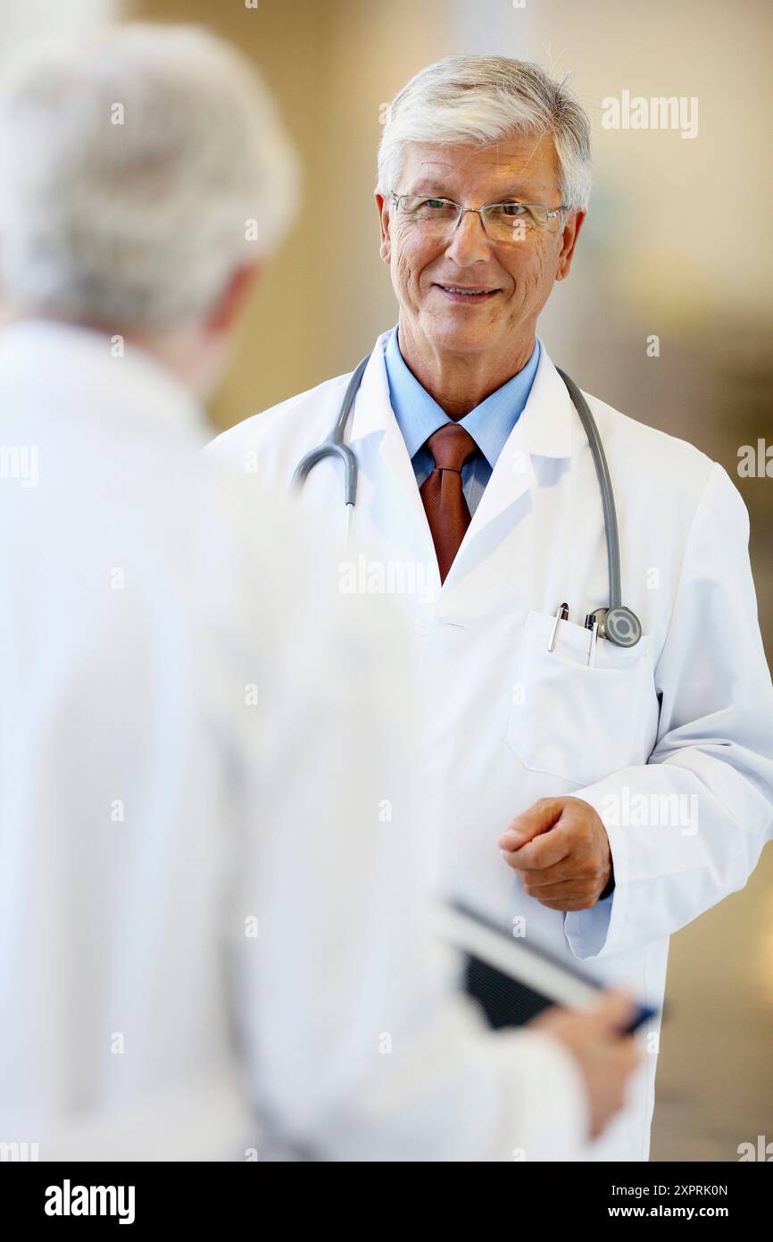 Médecins avec stéthoscope et comprimé dans le couloir, Hôpital Onkologikoa, Institut d'oncologie, Centre de cas pour la prévention, le diagnostic et le traitement du canc Banque D'Images