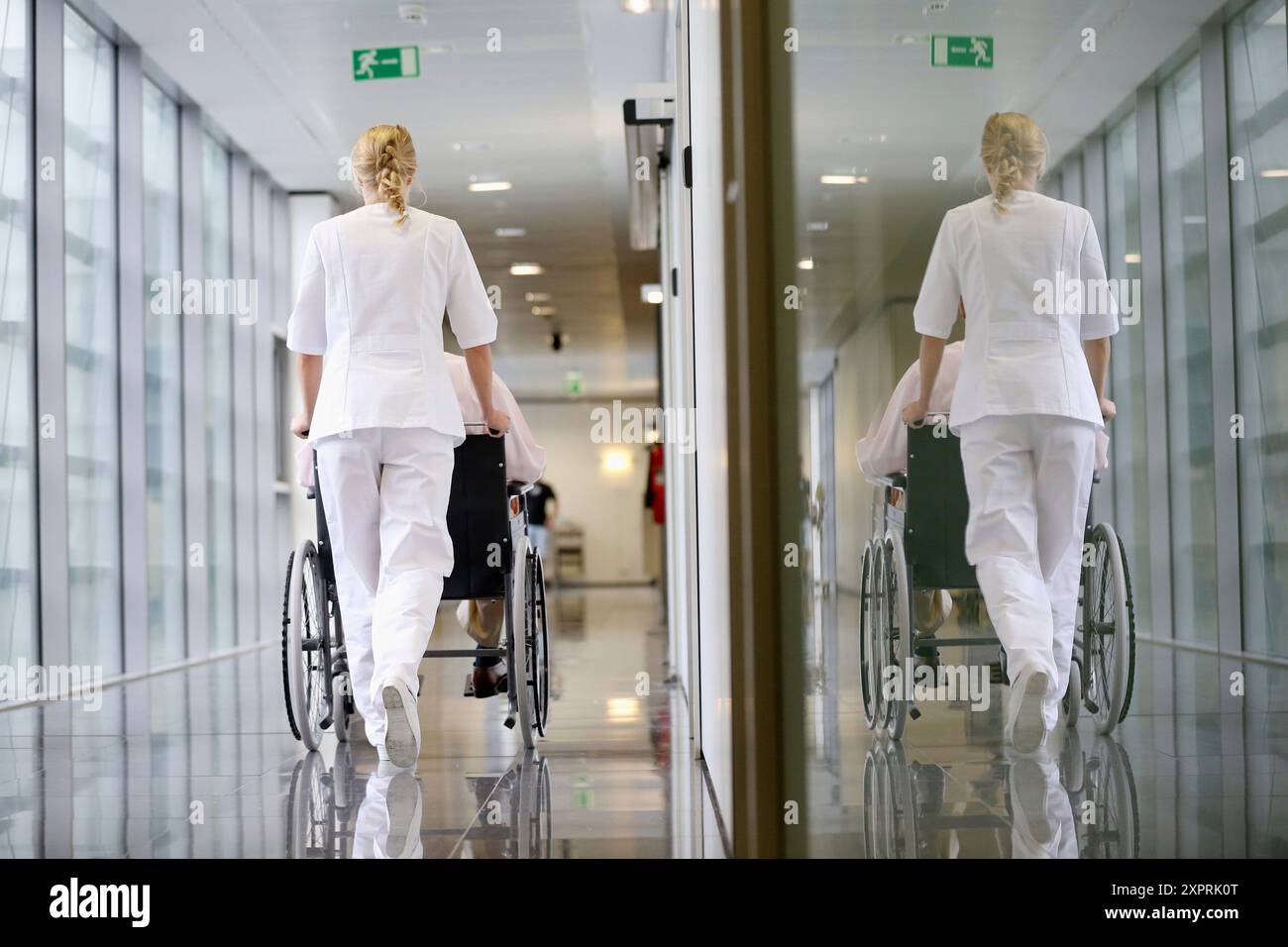 Infirmière avec patient en fauteuil roulant, Corridor, Hôpital Onkologikoa, Institut d'oncologie, Centre de cas pour la prévention, le diagnostic et le traitement du cancer, D. Banque D'Images Infirmière avec patient en fauteuil roulant, Corridor, Hôpital Onkologikoa, Institut d'oncologie, Centre de cas pour la prévention, le diagnostic et le traitement du cancer, D. Banque D'Images